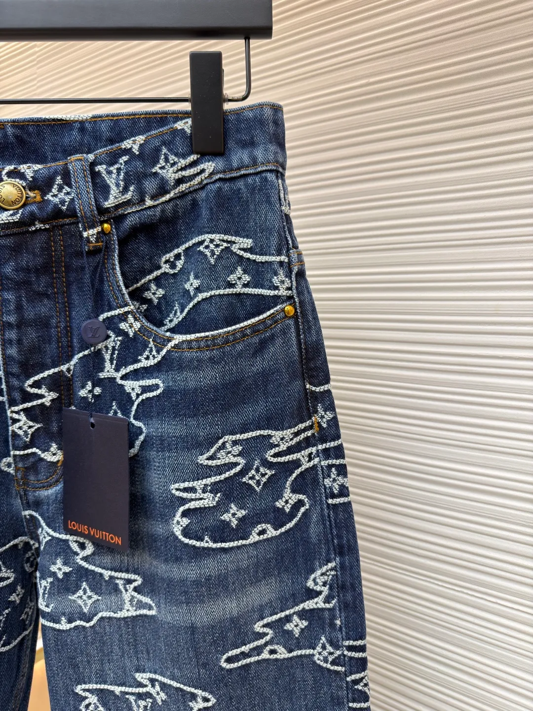 LOUIS VUITTON cloud jacquard patchwork jeans ●Original version: purchased and developed in 16013 ●Item number: 1681963-B40 ●Fabric: denim fabric ●Technology: jacquard production ●Color: blue ●Version: fitted version ●Weight: about 925 grams ●Size: S-M-L-XL ●Description: Made of 100% indigo washed denim, the Monogram logo is woven into the moire pattern through jacquard technology, giving it a retro and aged texture. The trousers are made of multiple pieces of fabric using hand-stitching techniques, and the edges of the cloud-like shape are reinforced with pearlescent rivets. It not only retains the five-pocket structure of work jeans, but also embellishes the back waist details with a nubuck Mini Damier label. The front is closed with pearl-textured buttons and zippers, and the fully lined design improves wearing comfort. The whole piece is sewn in an Italian workshop, combining retro aesthetics with luxurious craftsmanship details. The overall wiring is straight and delicate, the fabric is comfortable and soft, and the color is consistent without color difference. It can be matched with the same style to create a fashionable look and control various occasions. Customized accessories, complete with three standards, same style for men and women!